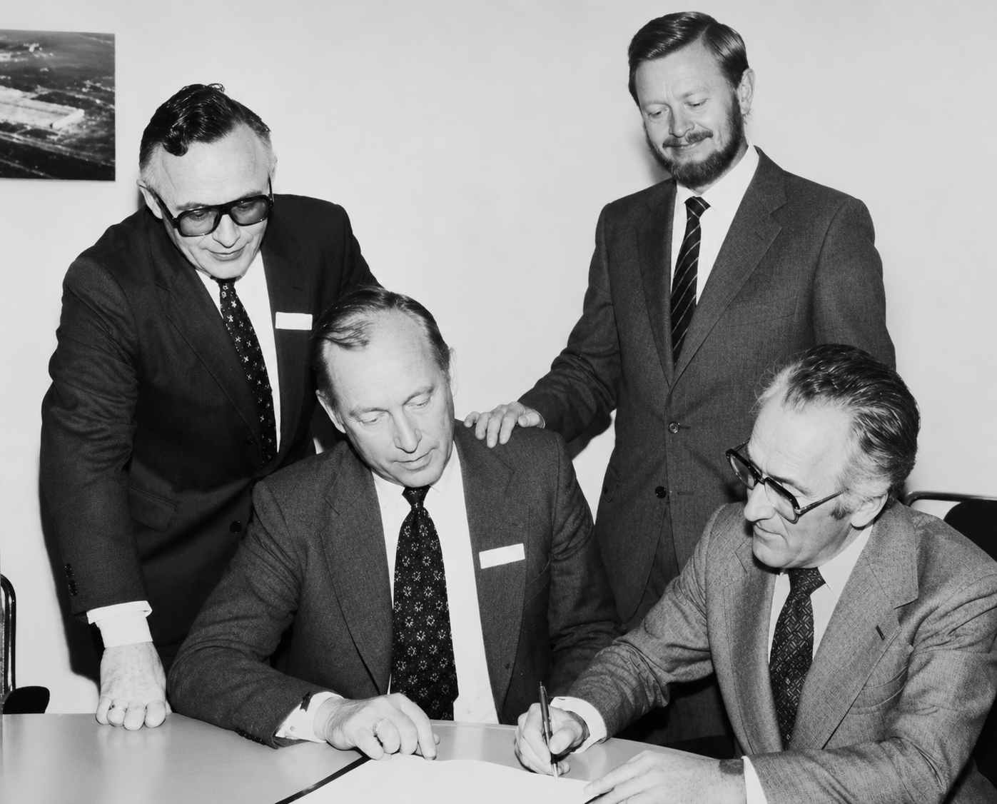 Haakon (sitting to the left) signing the Tarkett agreement in 1980.